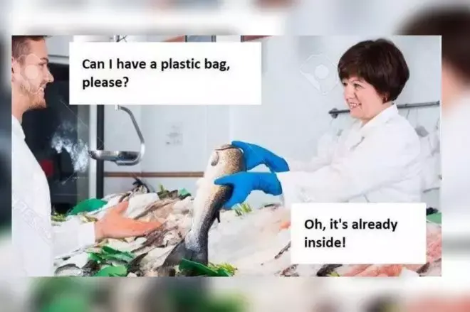 Meme. Un hombre compra pescado. Le dice a la pescadera: "¿Puedes darme una bolsa de plástico, por favor?". La pescadera ofrece el pescado en las manos directamente, y dice "Oh, ya la lleva dentro".