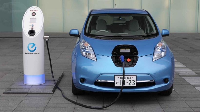 Coche eléctrico en carga.