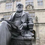 Estatua de Charles Darwin en la entrada del Museo de Historia Natural de Berlin