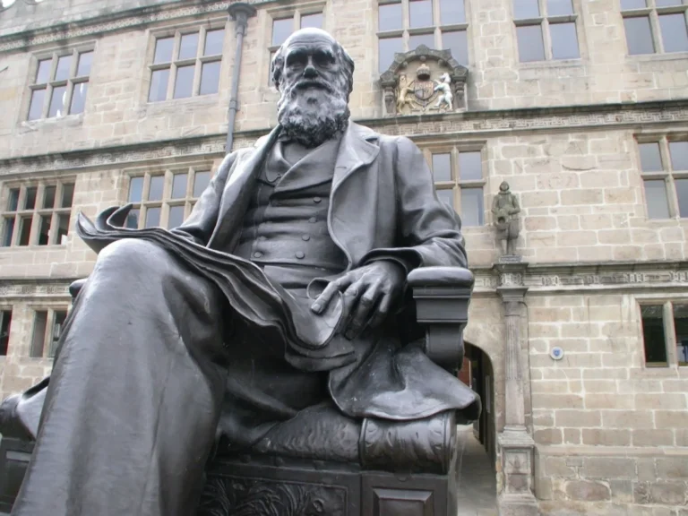 Estatua de Charles Darwin en la entrada del Museo de Historia Natural de Berlin