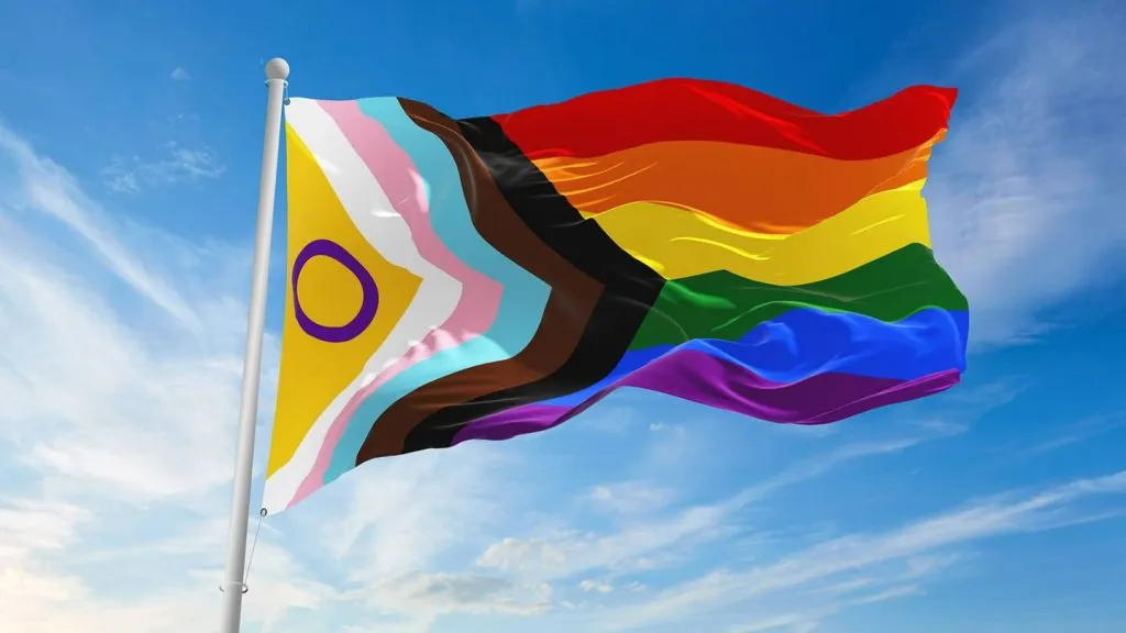 Bandera LGTBIAQ+ ondeando